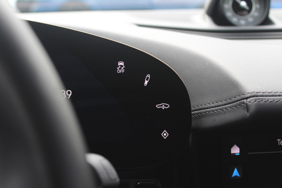 Porsche Taycan Performance 84 kWh / NIEUWSTAAT! / SoH 94.5% / Panoramadak / 360Camera / Adaptieve stoelen / Sportchrono / 20'' / Bose / Keyless / Dodehoek / Navigatie / Stoelverwarming / Cruise Control