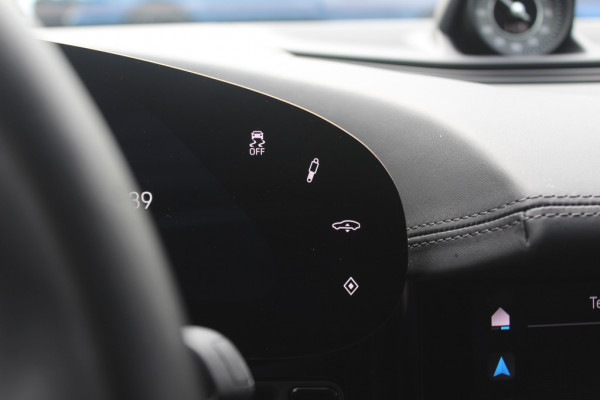 Porsche Taycan Performance 84 kWh / NIEUWSTAAT! / SoH 94.5% / Panoramadak / 360Camera / Adaptieve stoelen / Sportchrono / 20'' / Bose / Keyless / Dodehoek / Navigatie / Stoelverwarming / Cruise Control