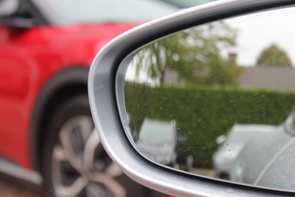 Porsche Taycan Performance 84 kWh / NIEUWSTAAT! / SoH 94.5% / Panoramadak / 360Camera / Adaptieve stoelen / Sportchrono / 20'' / Bose / Keyless / Dodehoek / Navigatie / Stoelverwarming / Cruise Control