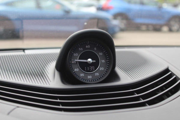 Porsche Taycan Performance 84 kWh / NIEUWSTAAT! / SoH 94.5% / Panoramadak / 360Camera / Adaptieve stoelen / Sportchrono / 20'' / Bose / Keyless / Dodehoek / Navigatie / Stoelverwarming / Cruise Control