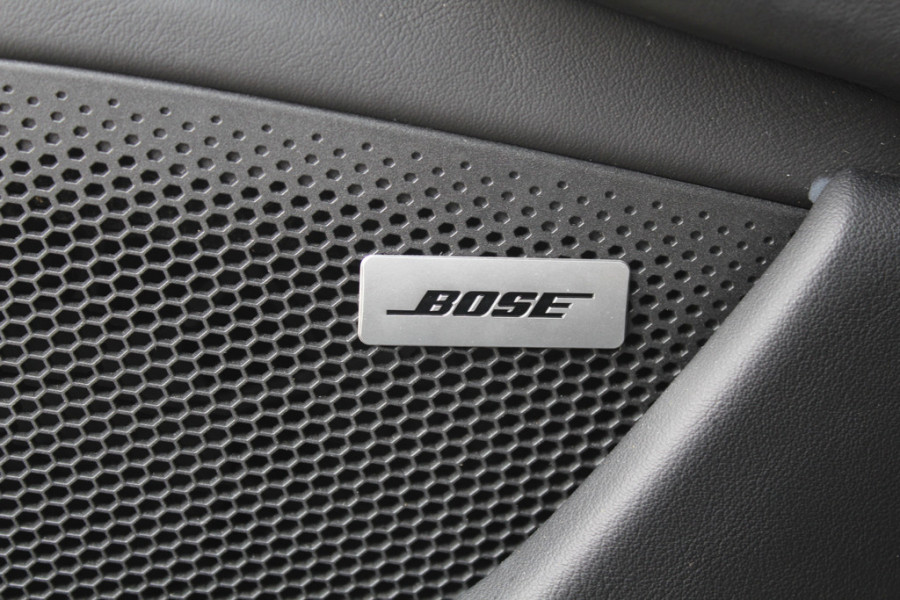 Porsche Taycan Performance 84 kWh / NIEUWSTAAT! / SoH 94.5% / Panoramadak / 360Camera / Adaptieve stoelen / Sportchrono / 20'' / Bose / Keyless / Dodehoek / Navigatie / Stoelverwarming / Cruise Control