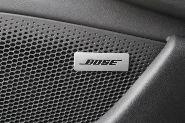 Porsche Taycan Performance 84 kWh / NIEUWSTAAT! / SoH 94.5% / Panoramadak / 360Camera / Adaptieve stoelen / Sportchrono / 20'' / Bose / Keyless / Dodehoek / Navigatie / Stoelverwarming / Cruise Control