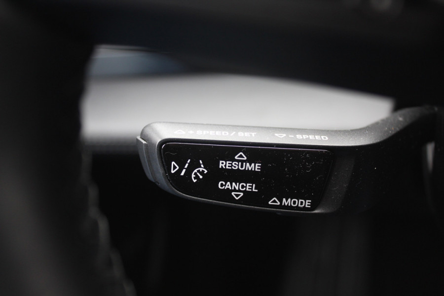 Porsche Taycan Performance 84 kWh / NIEUWSTAAT! / SoH 94.5% / Panoramadak / 360Camera / Adaptieve stoelen / Sportchrono / 20'' / Bose / Keyless / Dodehoek / Navigatie / Stoelverwarming / Cruise Control