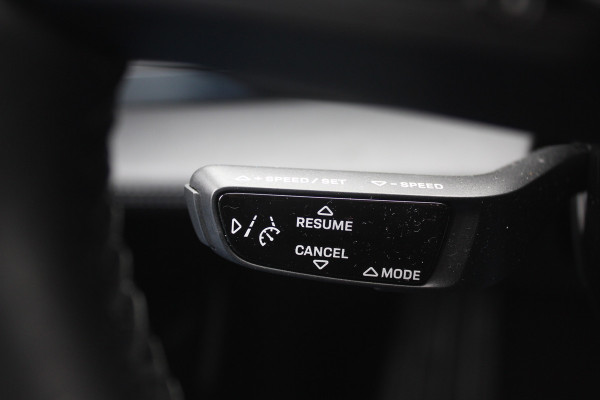 Porsche Taycan Performance 84 kWh / NIEUWSTAAT! / SoH 94.5% / Panoramadak / 360Camera / Adaptieve stoelen / Sportchrono / 20'' / Bose / Keyless / Dodehoek / Navigatie / Stoelverwarming / Cruise Control