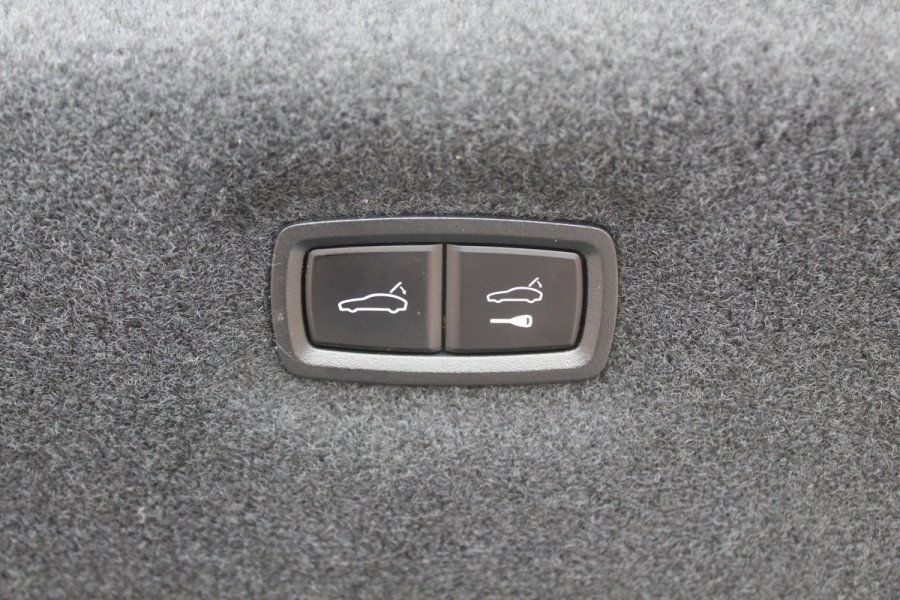 Porsche Taycan Performance 84 kWh / NIEUWSTAAT! / SoH 94.5% / Panoramadak / 360Camera / Adaptieve stoelen / Sportchrono / 20'' / Bose / Keyless / Dodehoek / Navigatie / Stoelverwarming / Cruise Control