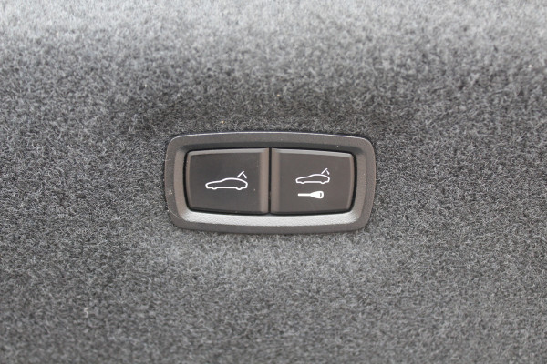 Porsche Taycan Performance 84 kWh / NIEUWSTAAT! / SoH 94.5% / Panoramadak / 360Camera / Adaptieve stoelen / Sportchrono / 20'' / Bose / Keyless / Dodehoek / Navigatie / Stoelverwarming / Cruise Control