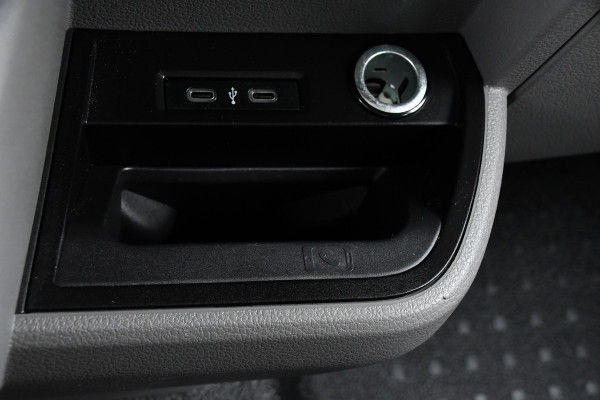 Volkswagen Transporter 2.0 TDI L2H1 32 DC Bulli Virtual, Adaptieve Cruise, Carplay, LED, 150pk, Automaat, Trekhaak, Sensoren, Uniek! Volkswagen Transporter 2.0 TDI L2H1 32 DC Bulli Virtual, Adaptieve Cruise, Carplay, LED, 150pk, Automaat, Trekhaak, Sensoren, Uniek!