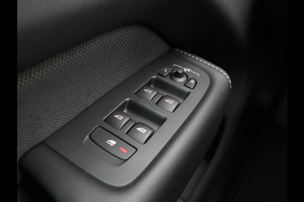 Volvo XC60 2.0 B4 R-Design /  Leder / Facelift / 21-inch Lichtmetaal