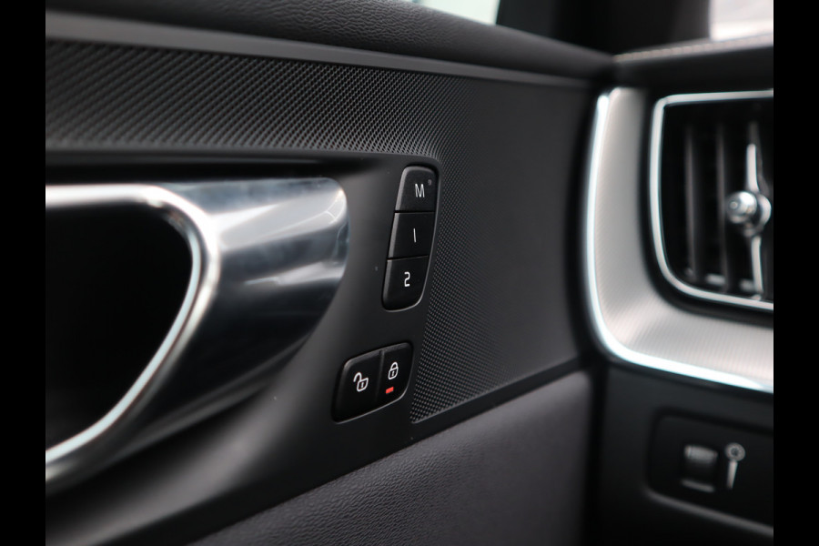 Volvo XC60 2.0 B4 R-Design /  Leder / Facelift / 21-inch Lichtmetaal