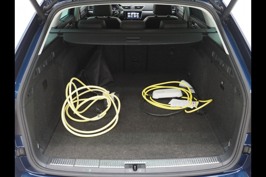 Škoda Superb Combi 1.4 TSI iV 218PK Style | Leder | Trekhaak | Adaptive Cruise | Virtual | Keyless | Memory | Carplay Škoda Superb Combi 1.4 TSI iV 218PK Style | Leder | Trekhaak | Adaptive Cruise | Virtual | Keyless | Memory | Carplay