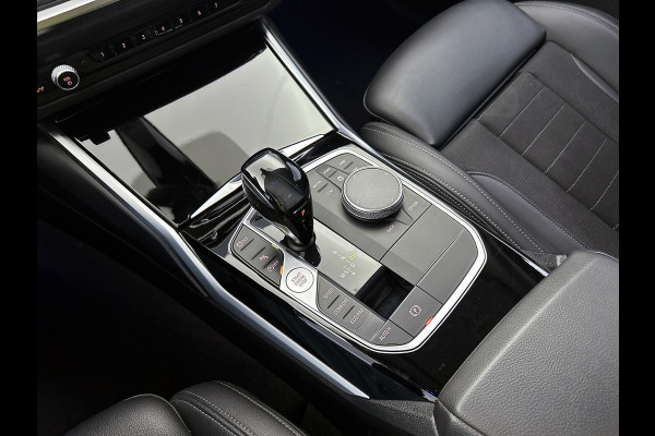 BMW 3-serie 320i Executive Edition(NL-auto, Dealer onderH, Navi Prof, StoelV, Sportstoelen, Parkeerhulp, Etc) BMW 3-serie 320i Executive Edition(NL-auto, Dealer onderH, Navi Prof, StoelV, Sportstoelen, Parkeerhulp, Etc)