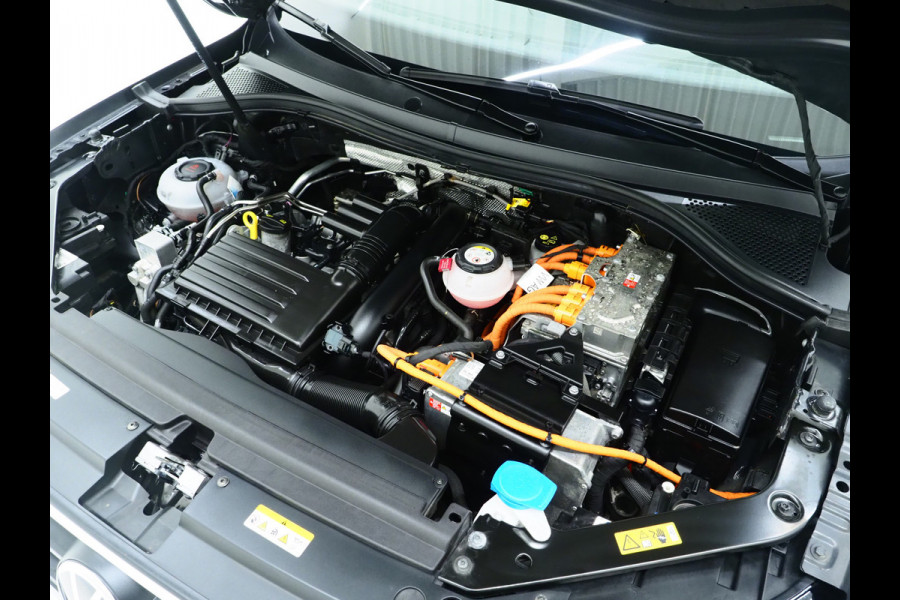 Volkswagen Tiguan 1.4 TSI eHybrid Elegance | Panoramadak | Massage | Trekhaak | Adaptive Cruise | Camera | Carplay