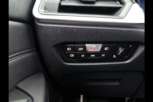 BMW 3-serie 320i M-sport xDrive High Executive(Panorama, StoelV, Carplay, Parkeersensoren, Navi, Camera, Adapt Cruise, Etc)