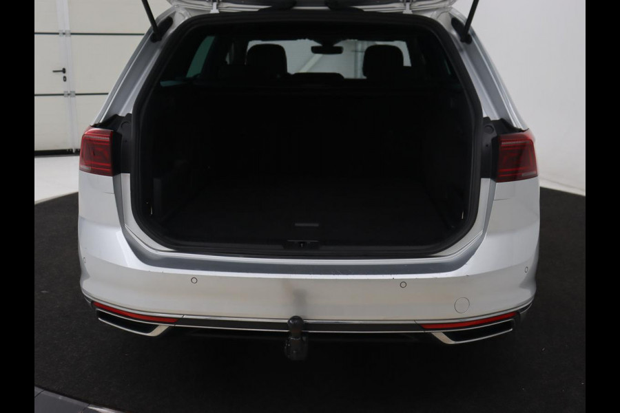 Volkswagen Passat 1.4 TSI PHEV GTE | Head-Up | Stoelverwarming | Trekhaak | Leder/Alcantara | Camera | Massage | Virtual Cockpit | Adaptive cruise | Matrix LED | Carplay | Side Assist | Navigatie | Plug In Volkswagen Passat 1.4 TSI PHEV GTE | Head-Up | Stoelverwarming | Trekhaak | Leder/Alcantara | Camera | Massage | Virtual Cockpit | Adaptive cruise | Matrix LED | Carplay | Side Assist | Navigatie | Plug In