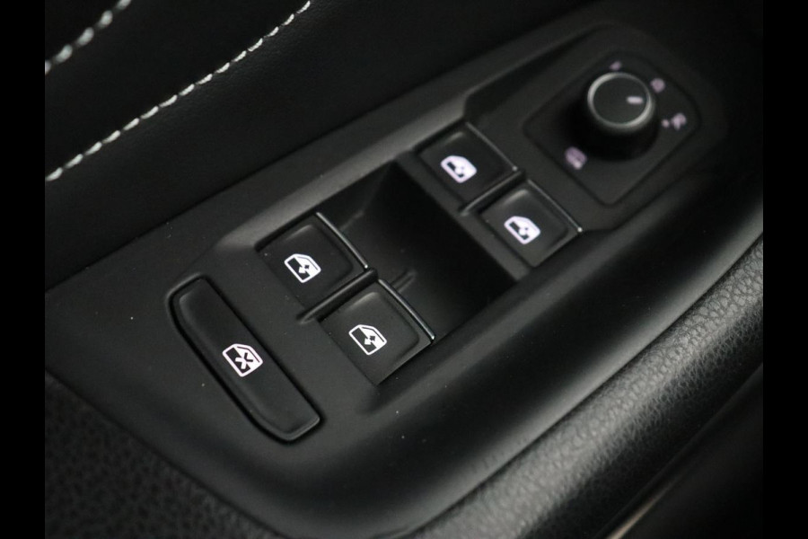 Volkswagen Passat 1.4 TSI PHEV GTE | Head-Up | Stoelverwarming | Trekhaak | Leder/Alcantara | Camera | Massage | Virtual Cockpit | Adaptive cruise | Matrix LED | Carplay | Side Assist | Navigatie | Plug In Volkswagen Passat 1.4 TSI PHEV GTE | Head-Up | Stoelverwarming | Trekhaak | Leder/Alcantara | Camera | Massage | Virtual Cockpit | Adaptive cruise | Matrix LED | Carplay | Side Assist | Navigatie | Plug In