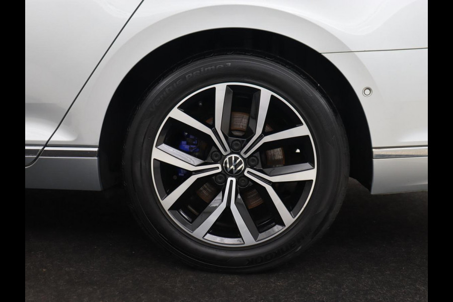 Volkswagen Passat 1.4 TSI PHEV GTE | Head-Up | Stoelverwarming | Trekhaak | Leder/Alcantara | Camera | Massage | Virtual Cockpit | Adaptive cruise | Matrix LED | Carplay | Side Assist | Navigatie | Plug In Volkswagen Passat 1.4 TSI PHEV GTE | Head-Up | Stoelverwarming | Trekhaak | Leder/Alcantara | Camera | Massage | Virtual Cockpit | Adaptive cruise | Matrix LED | Carplay | Side Assist | Navigatie | Plug In