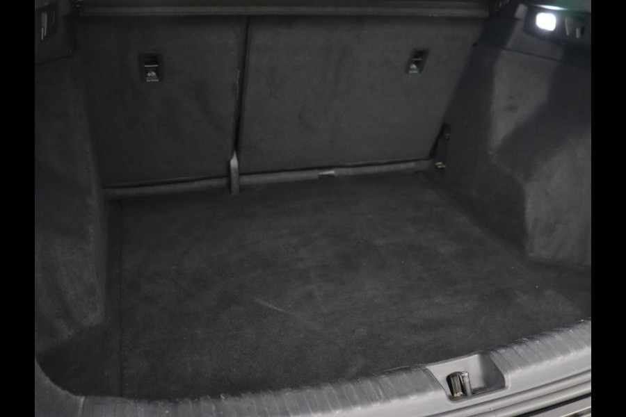 Audi Q4 e-tron 40 Launch Edition 77 kWh | Trekhaak | Warmtepomp | Stoelverwarming | Adaptive cruise | Camera | Carplay | Navigatie | Full LED | Virtual Cockpit Audi Q4 e-tron 40 Launch Edition 77 kWh | Trekhaak | Warmtepomp | Stoelverwarming | Adaptive cruise | Camera | Carplay | Navigatie | Full LED | Virtual Cockpit