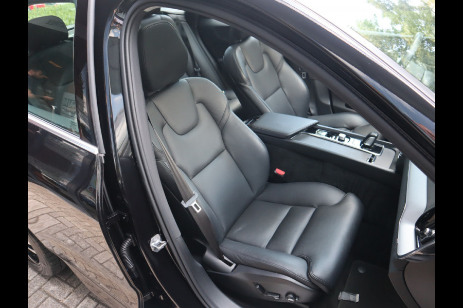 Volvo XC60 2.0 B5 250 PK Momentum Exclusive / Panoramadak