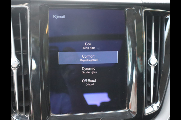 Volvo XC60 2.0 B5 250 PK Momentum Exclusive / Panoramadak