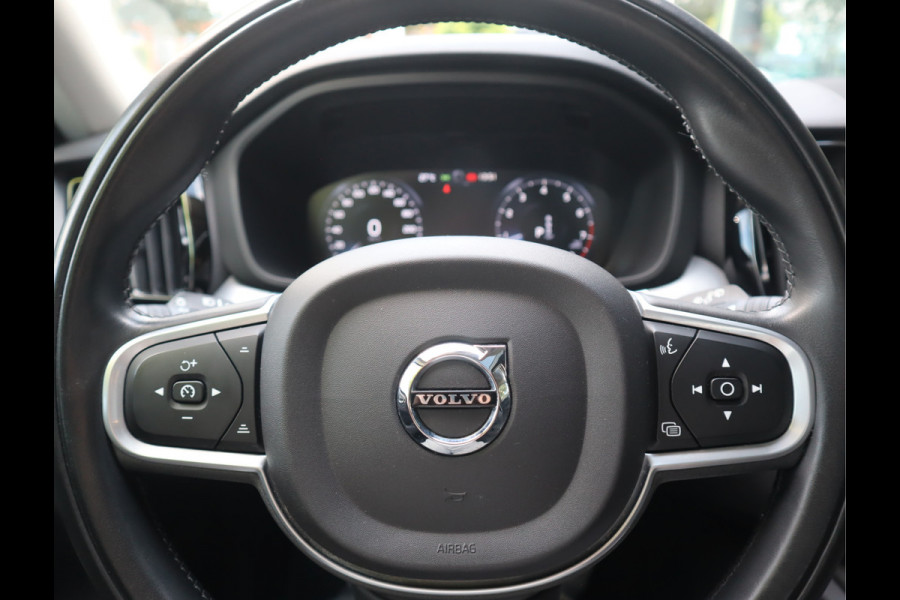 Volvo XC60 2.0 B5 250 PK Momentum Exclusive / Panoramadak