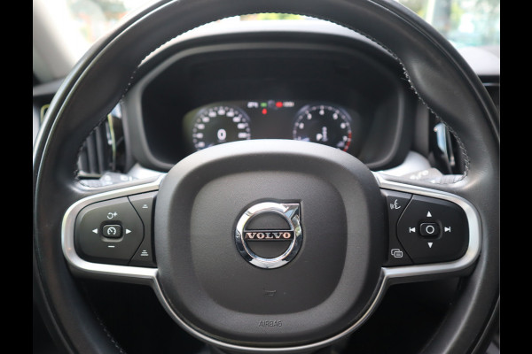 Volvo XC60 2.0 B5 250 PK Momentum Exclusive / Panoramadak