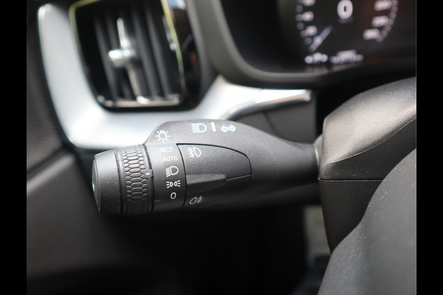 Volvo XC60 2.0 B5 250 PK Momentum Exclusive / Panoramadak