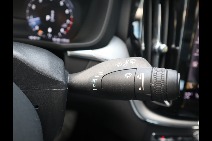 Volvo XC60 2.0 B5 250 PK Momentum Exclusive / Panoramadak