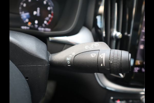 Volvo XC60 2.0 B5 250 PK Momentum Exclusive / Panoramadak