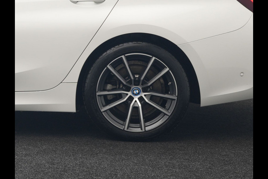 BMW 3 Serie Touring 330e xDrive Sportline Plug In Hybrid 292pk Dealer O.H PHEV | Laser LED | Panodak | Adaptive Cruise | Camera | Lederen Sportstoelen Verwarmd | Apple Carplay | Keyless | Virtual | Navigatie | DAB | 18"L.M | BMW 3 Serie Touring 330e xDrive Sportline Plug In Hybrid 292pk Dealer O.H PHEV | Laser LED | Panodak | Adaptive Cruise | Camera | Lederen Sportstoelen Verwarmd | Apple Carplay | Keyless | Virtual | Navigatie | DAB | 18"L.M |