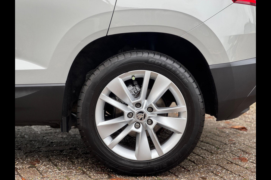 Škoda Karoq 1.0 TSI Pano Navi Apple CarPlay Cruise Nardogrey Boekjes Dealeronderhouden Nieuwe APK