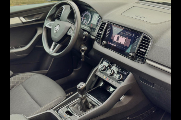Škoda Karoq 1.0 TSI Pano Navi Apple CarPlay Cruise Nardogrey Boekjes Dealeronderhouden Nieuwe APK