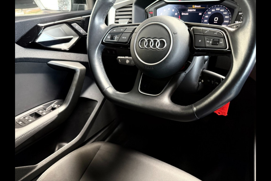 Audi A1 Sportback 30 TFSI 110pk S-line chronos grijs/zwart dak/carplay Audi A1 Sportback 30 TFSI 110pk S-line chronos grijs/zwart dak/carplay