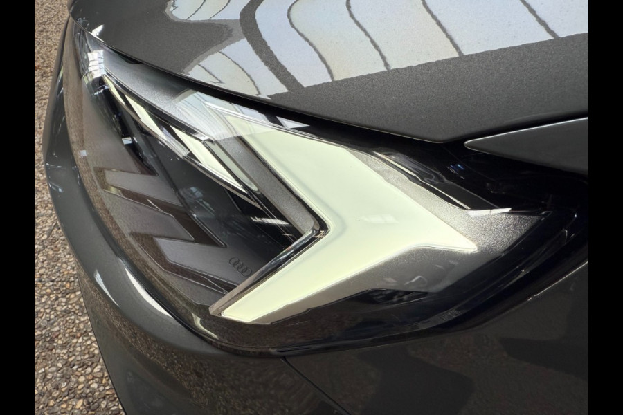 Audi A1 Sportback 30 TFSI 110pk S-line chronos grijs/zwart dak/carplay Audi A1 Sportback 30 TFSI 110pk S-line chronos grijs/zwart dak/carplay