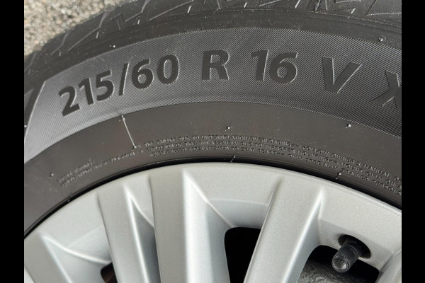 Volkswagen T-Roc 1.0 TSI Style - Navigatie I Airco I PDC- Achteruitrij camera I Sport velgen I APK 10-2027Dealer onderhouden