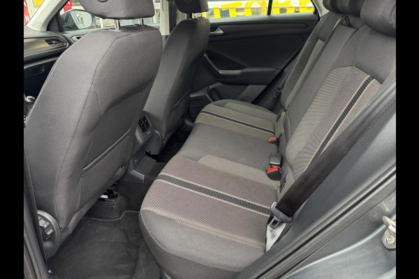 Volkswagen T-Roc 1.0 TSI Style - Navigatie I Airco I PDC- Achteruitrij camera I Sport velgen I APK 10-2027Dealer onderhouden