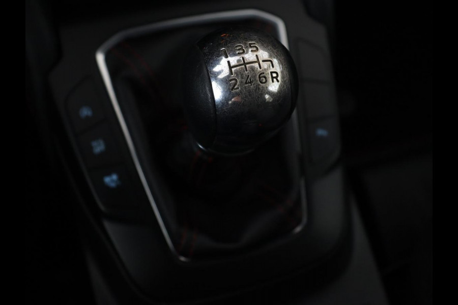 Ford Focus 1.0 EcoBoost Hybrid ST Line X | Stoel & stuurverwarming | Camera | Carplay | Digital Cockpit | Full LED | Keyless | Navigatie Ford Focus 1.0 EcoBoost Hybrid ST Line X | Stoel & stuurverwarming | Camera | Carplay | Digital Cockpit | Full LED | Keyless | Navigatie