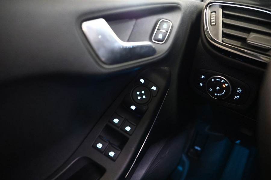 Ford Fiesta 1.0 EcoBoost Hybrid Titanium AUT CARPLAY DAB STUURVW '22 Ford Fiesta 1.0 EcoBoost Hybrid Titanium AUT CARPLAY DAB STUURVW '22