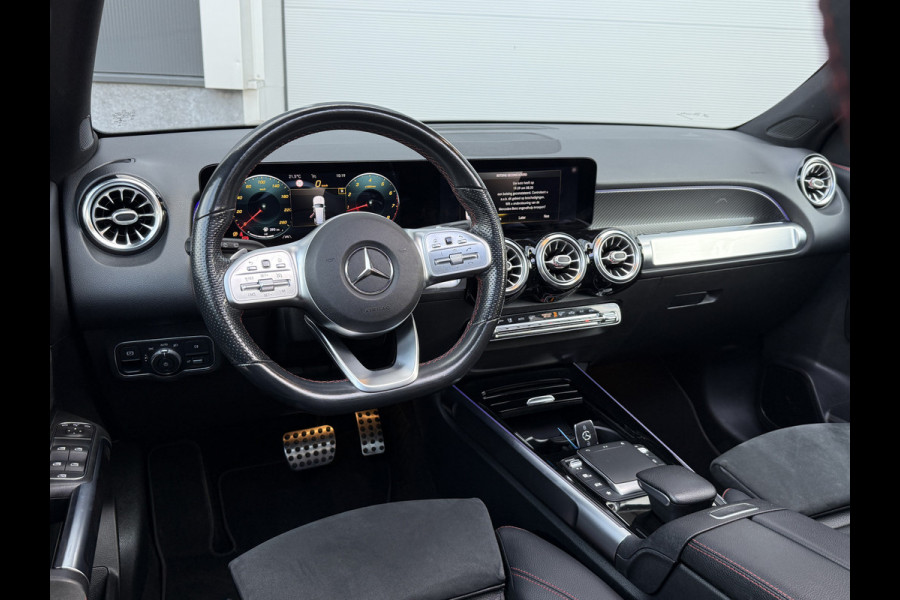 Mercedes-Benz Glb 180 Business Solution AMG | Panoramadak | Multibeam | Memorystoelen