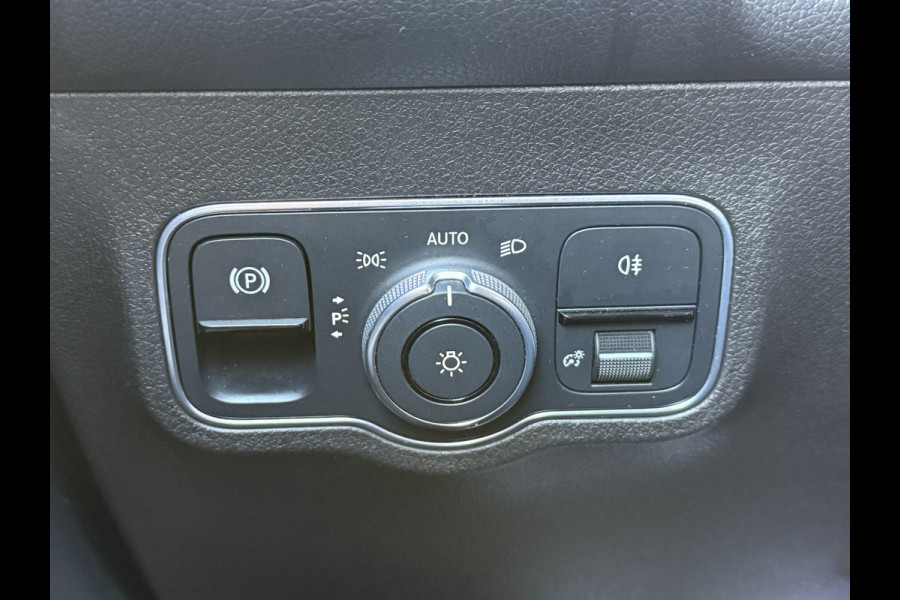 Mercedes-Benz Glb 180 Business Solution AMG | Panoramadak | Multibeam | Memorystoelen