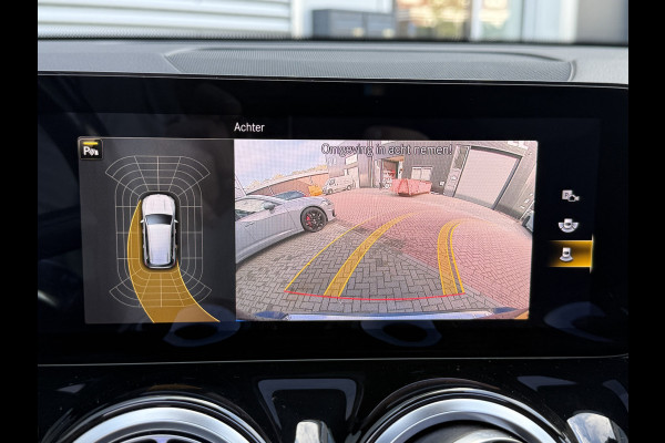 Mercedes-Benz Glb 180 Business Solution AMG | Panoramadak | Multibeam | Memorystoelen