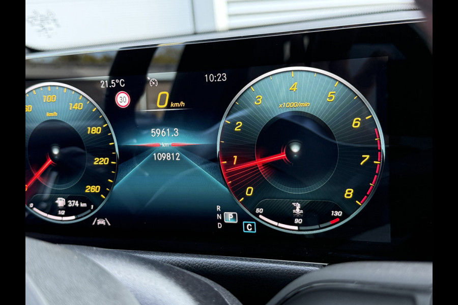 Mercedes-Benz Glb 180 Business Solution AMG | Panoramadak | Multibeam | Memorystoelen