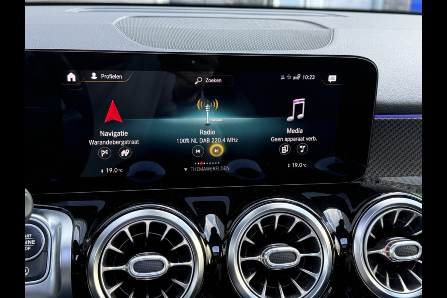 Mercedes-Benz Glb 180 Business Solution AMG | Panoramadak | Multibeam | Memorystoelen
