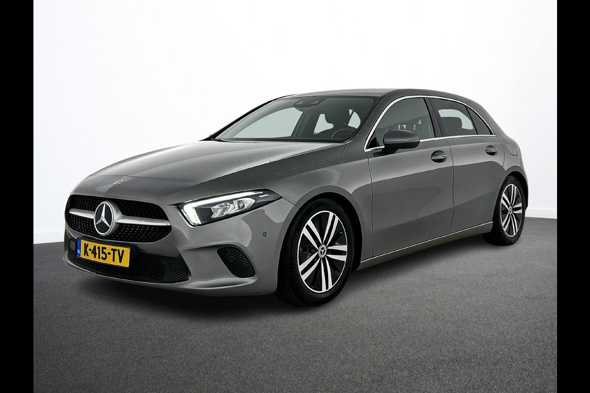 Mercedes-Benz A-Klasse 160 Business Solution Luxury Navigatie Apple Carplay/Android Auto Camera Parkeersensoren Cruise Control Stoelverwarming Virtual Cockpit Lichtmetalen velgen Climate Control Mercedes-Benz A-Klasse 160 Business Solution Luxury Navigatie Apple Carplay/Android Auto Camera Parkeersensoren Cruise Control Stoelverwarming Virtual Cockpit Lichtmetalen velgen Climate Control