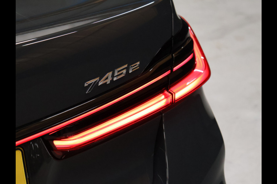 BMW 7 Serie 745e High Executive M Sport [SCHUIFKANTELDAK, HARMAN/KARDON, APPLE CARPLAY, ANDROID, ELEKTRISCH VERSTELBARE STOELEN V+A, STOELMASSAGE V+A, LUCHTVERING, 360 CAMERA, HEAD-UP, STUURVERWARMING, STOELVERKOELING, STOELVERWARM BMW 7 Serie 745e High Executive M Sport [SCHUIFKANTELDAK, HARMAN/KARDON, APPLE CARPLAY, ANDROID, ELEKTRISCH VERSTELBARE STOELEN V+A, STOELMASSAGE V+A, LUCHTVERING, 360 CAMERA, HEAD-UP, STUURVERWARMING, STOELVERKOELING, STOELVERWARM