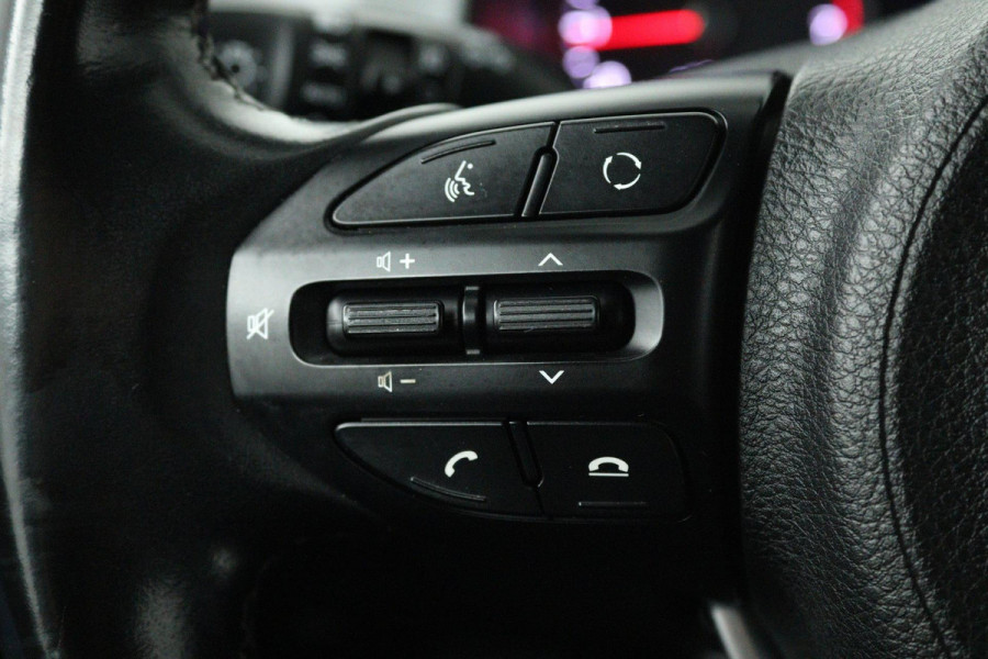 Kia Stonic 1.0 T-GDi DynamicLine (TREKHAAK, ACHTERUITRIJCAMERA, PARKEERSENSOREN, LANE-ASSIST, CRUISE CONTROL) Kia Stonic 1.0 T-GDi DynamicLine (TREKHAAK, ACHTERUITRIJCAMERA, PARKEERSENSOREN, LANE-ASSIST, CRUISE CONTROL)