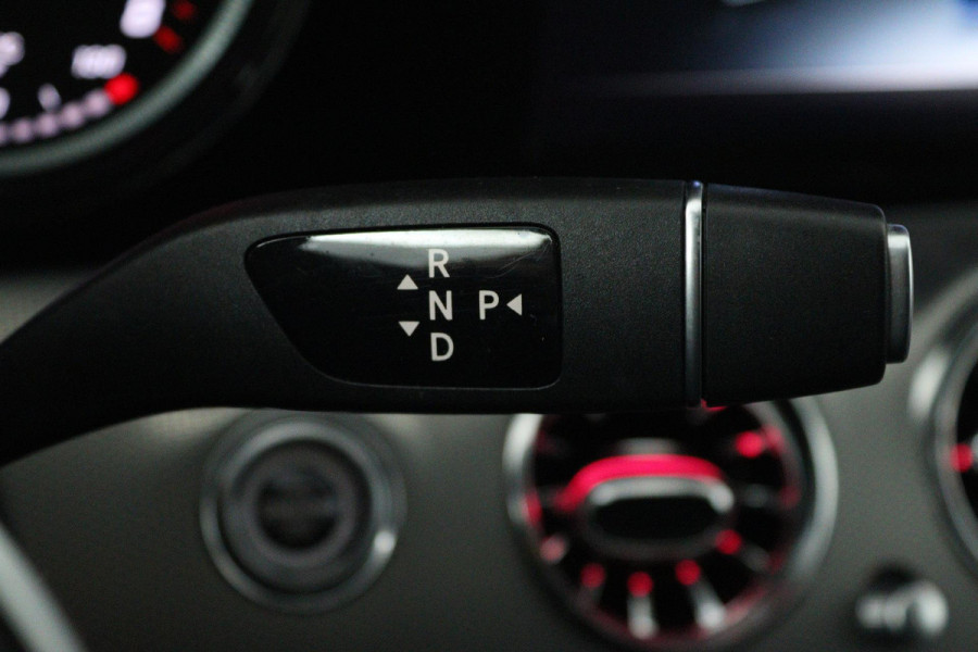 Mercedes-Benz E-Klasse 200 Business (SFEERVERLICHTING STOELVERWARMING, NAVIGATIE, CRUISE CONTROL, PARKEERSENSOREN) Mercedes-Benz E-Klasse 200 Business (SFEERVERLICHTING STOELVERWARMING, NAVIGATIE, CRUISE CONTROL, PARKEERSENSOREN)