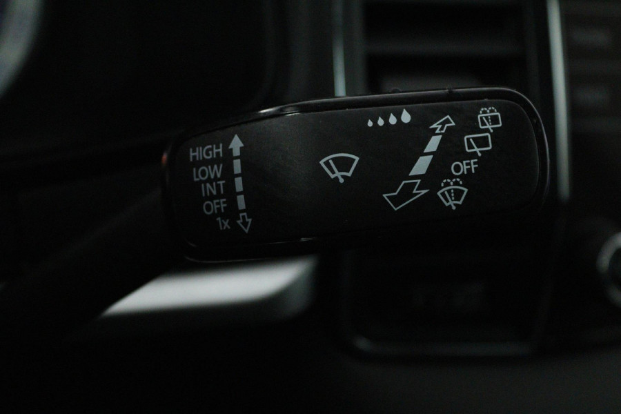 Škoda Karoq 1.5 TSI ACT Business Edition (TREKHAAK, STOELVERVARMING, ACHTERUITIJCAMERA, SFEERVERLICHTING, , NAVIGATIE, CAMERA)