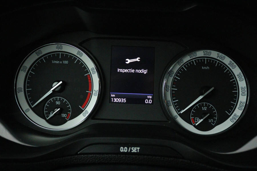 Škoda Karoq 1.5 TSI ACT Business Edition (TREKHAAK, STOELVERVARMING, ACHTERUITIJCAMERA, SFEERVERLICHTING, , NAVIGATIE, CAMERA)