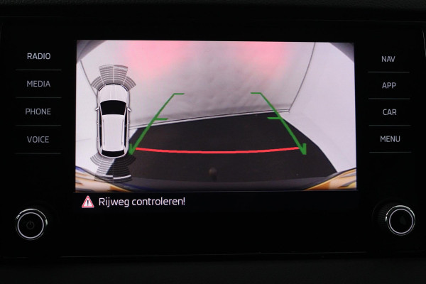 Škoda Karoq 1.5 TSI ACT Business Edition (TREKHAAK, STOELVERVARMING, ACHTERUITIJCAMERA, SFEERVERLICHTING, , NAVIGATIE, CAMERA)