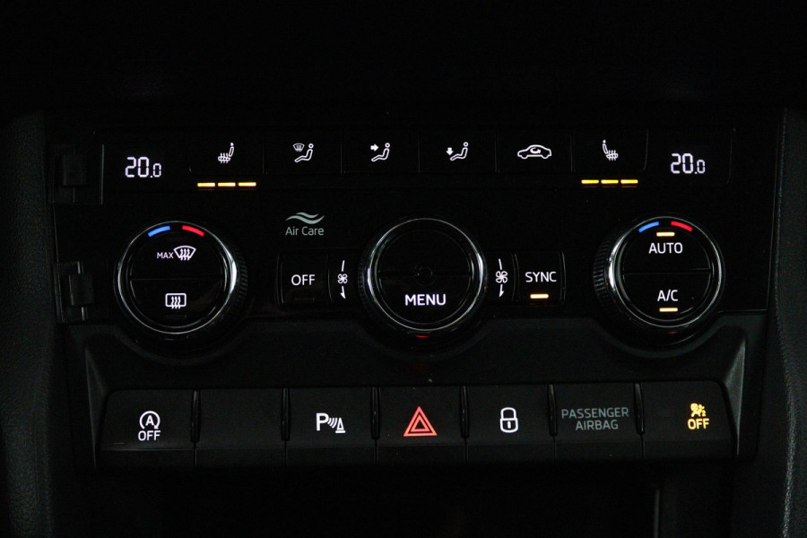 Škoda Karoq 1.5 TSI ACT Business Edition (TREKHAAK, STOELVERVARMING, ACHTERUITIJCAMERA, SFEERVERLICHTING, , NAVIGATIE, CAMERA)